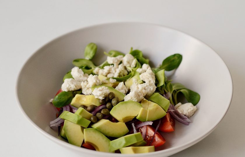 1. Этап. Салат с каперсами и авокадо: Раскрошите сыр Фета в миску. Добавьте каперсы и ростки подсолнечника. Заправьте салат маслом и лимонным соком, посолите и поперчите по вкусу.