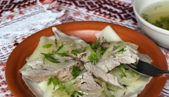 1. Этап. Башкирский бешбармак: На плоскую тарелку выкладываем лапшу, на нее кладем мясо и поливаем его соусом из лука. Сверху присыпаем измельченной зеленью. Приятного аппетита!