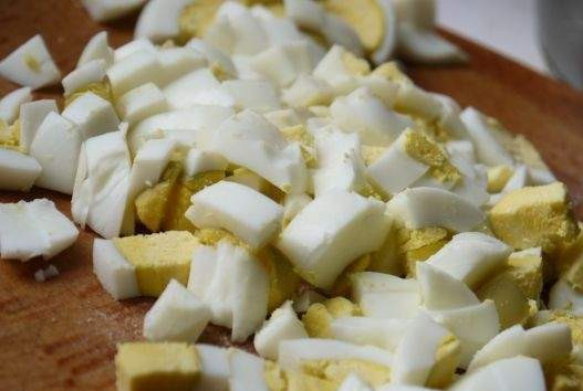 1. Этап. Салат с отварной свининой: 5. Нарежьте яйца. Многие привыкли сегодня использовать перепелиные яйца для салатов - они полезнее. Я использовала 4 обычных куриных яйца.