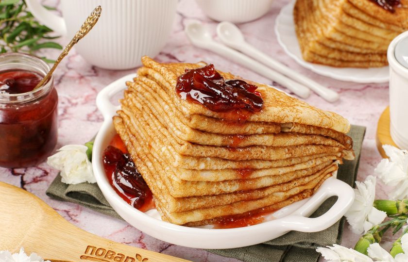 1. Этап. Блины в пластиковой бутылке на молоке: Блины в пластиковой бутылке на молоке готовы. Блинчики можно дополнить джемом, вареньем, сгущенкой или сметаной. Приятного аппетита!