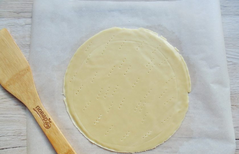 1. Этап. Медовик с вишней и сметанным кремом: После из теста раскатайте тонкие коржи. Диаметр моих 20 сантиметров. Наколите коржи вилкой.