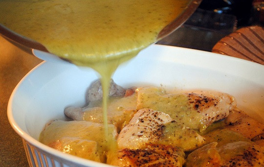 1. Этап. Филе курицы в сметанном соусе: 3. Когда соус уварился, залить им обжаренное куриное филе (предварительно посоленное и поперченное по вкусу). Сыр натереть на средней терке и присыпать сверху. Отправить форму в заранее разогретую духовку минут на 15-20. В зависимости от размера кусочков курицы, время приготовления может быть уменьшено или увеличено.