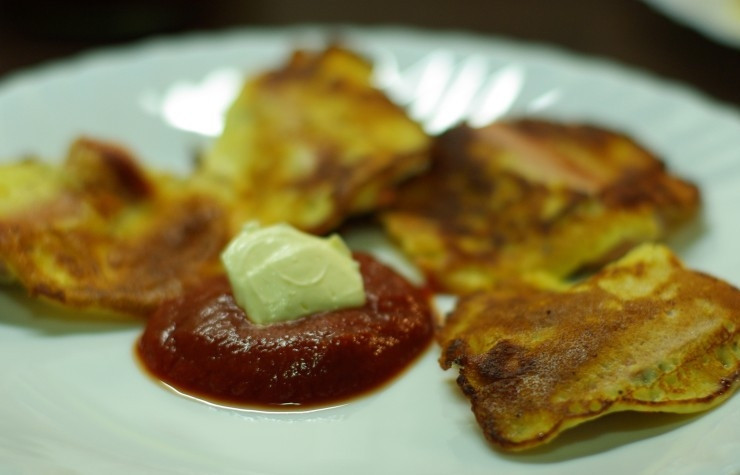 1. Этап. Сосиски в кляре: Подаем с кетчупом, сметаной или каким-либо другим соусом. Приятного аппетита! :)