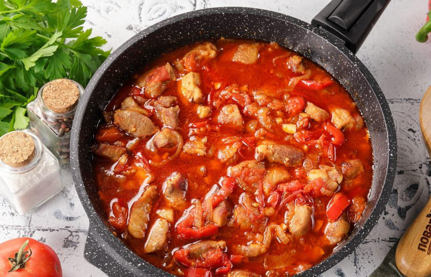 1. Этап. Мясо по-сербски: Влейте в сковороду воду или бульон, посолите и поперчите по вкусу, накройте крышкой и доведите до кипения. Затем огонь сделайте минимальным и тушите около 40 минут (до полной готовности мяса).