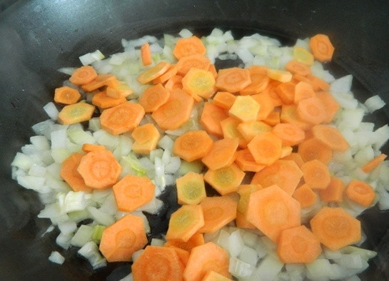 1. Этап. Лаханоризо из капусты и риса: 4. Затем добавляем морковь и обжариваем все вместе, помешивая, еще минуты две.