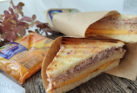 1. Этап. Сэндвич с фасолевой намазкой: Нарезаю только после холодильника, острым ножом.