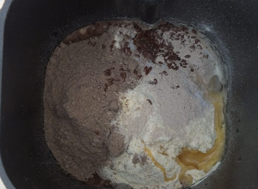 1. Этап. Безглютеновый хлеб в духовке: Если вы обладатель хлебопечки, то тесто можно замесить в ней. Закладка продуктов согласно вашей инструкции. Выберите программу 