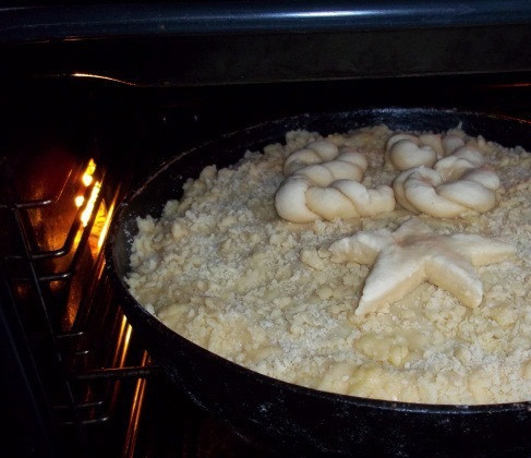 1. Этап. Губадия с рисом и изюмом: Покройте губадию сверху тонким слоем теста, посыпьте крошкой. Выпекать в духовке до готовности. Температура 200 градусов.