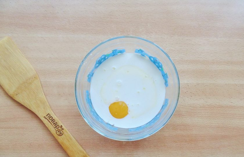 1. Этап. Лотарингский киш: Приготовьте заливку. В миску разбейте яйца, и налейте сливки.
