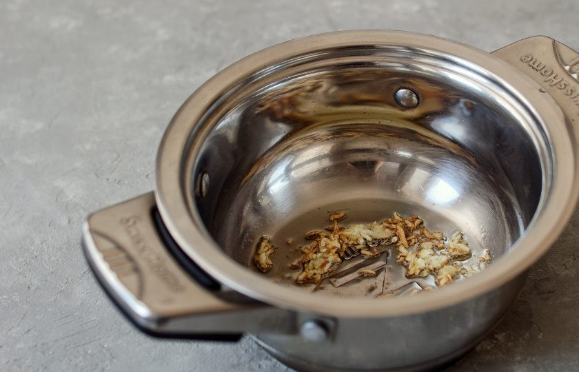 1. Этап. Арахисовый суп: В кастрюле с толстым дном обжарьте имбирь и чеснок до раскрытия аромата.