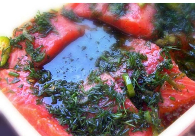 1. Этап. Форель на углях: 1. Готовые порционные кусочки рыбы промываем и вытираем бумажным полотенцем. В миске готовим маринад: смешиваем соевый соус, сок одного лимона, оливковое масло, добавляем сахар, мелко рубленный укроп и острый перец. Помещаем кусочки рыбы в маринад и оставляем на 30 минут.