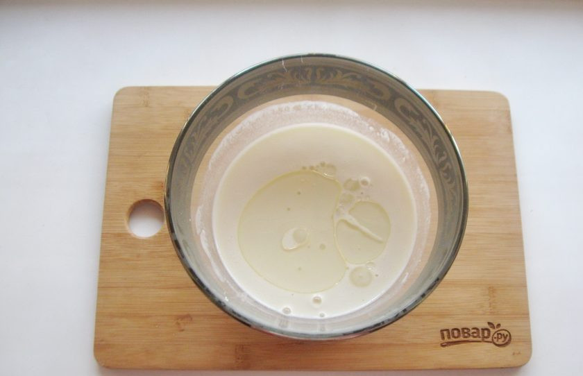 1. Этап. Блины без яиц на кипятке: Добавьте рафинированное растительное масло.