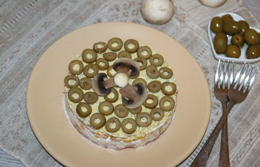 1. Этап. Слоёный салат с жаренными шампиньонами: Слоёный салат с жареными шампиньонами готов. Приятного аппетита!