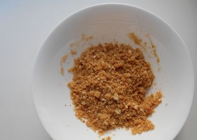 1. Этап. Чизкейк с клубникой: Смешиваем муку из печенья и масло до получения массы, которая легко лепится, но и легко крошится.