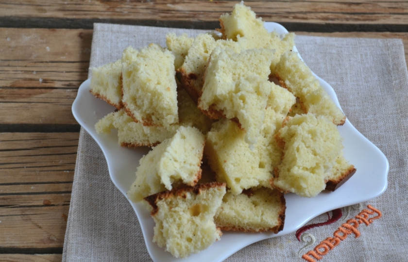 1. Этап. Торт Панчо с вишней: Верхний корж порежьте на кубики.