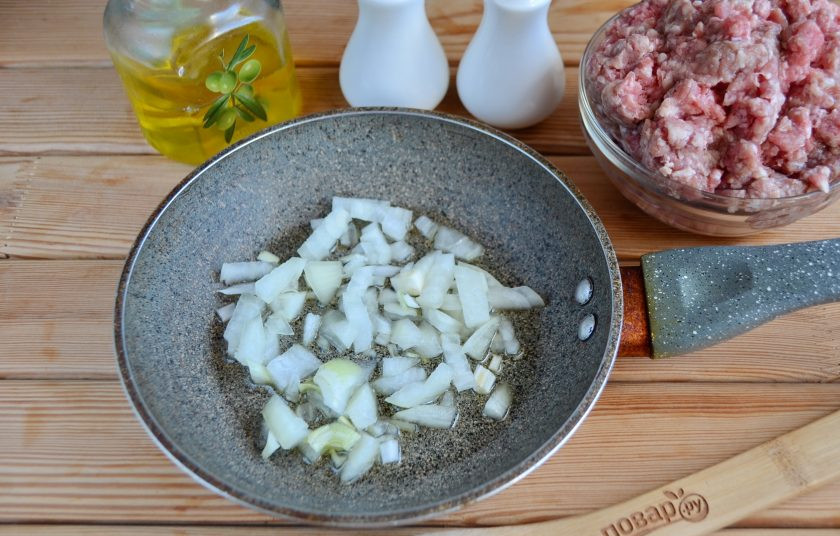 1. Этап. Паста Аль форно: Половину мелко порезанного лука обжарьте на столовой ложке масла до полуготовности.