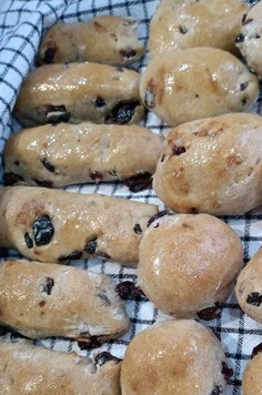 1. Этап. Батон и булочки с изюмом: Духовка должна быть предварительно разогрета до 200С, вниз ставим пустой противень, нагреваем вместе с духовкой. Ставим противень с заготовками, на пустой противень наливаем 50 мл воды и закрываем духовку. Выпекаем наши булочки-батончики от 15 до 20 минут, смотрите по вашей духовке. Готовые булочки достаем, еще горячие я смазала сливочным маслом, но это по желанию. Остужаем на решетке.