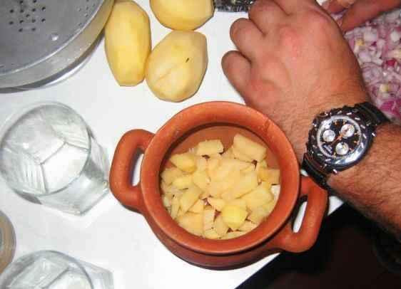 1. Этап. Запеканка Тбилисури в горшочках: Далее в горшочки отправляется картофель.