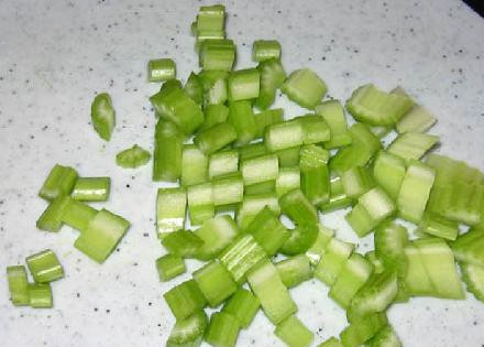 1. Этап. Тройной бобовый салат: Теперь нужно грубо порезать сельдерей.