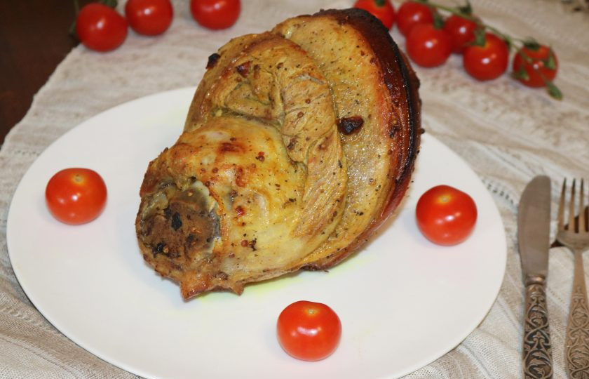 1. Этап. Маринад для свиной рульки в духовке: Выпекайте 1.5 часа. В конце приготовления пакет для запекания можно разрезать, чтобы рулька красиво подрумянилась.