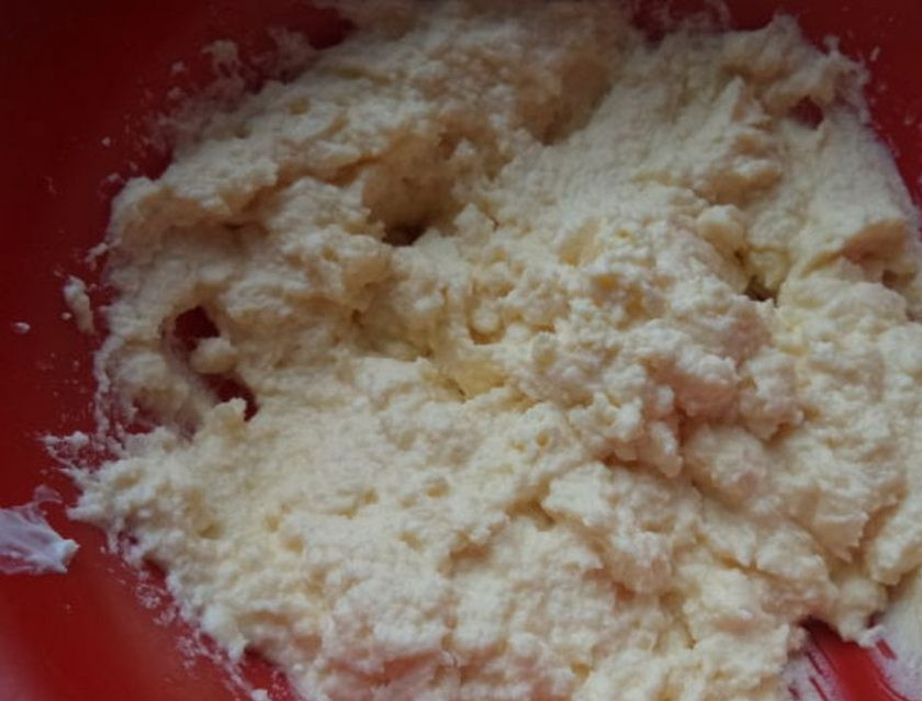 1. Этап. Творожная запеканка из творожной массы: Смешайте до однородной консистенции в отдельной емкости творожную массу, яйцо, манку, сахар.