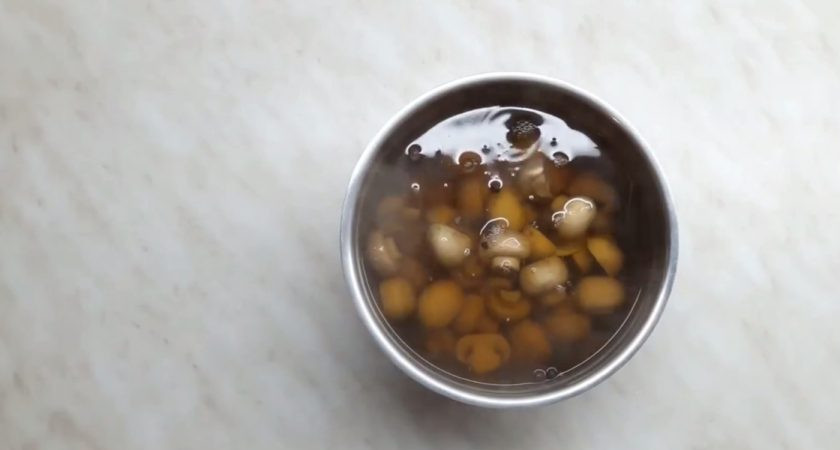 1. Этап. Рецепт маринованных шампиньонов: 2. Залейте этим маринадом грибы. Поставьте их на огонь, доведите до кипения и варите 15 минут.