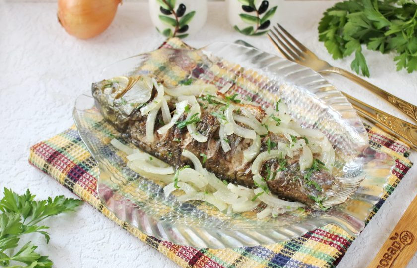 1. Этап. Карась в духовке на луковой подушке: Карась запечённый на луковой подушке готов к подаче на стол.