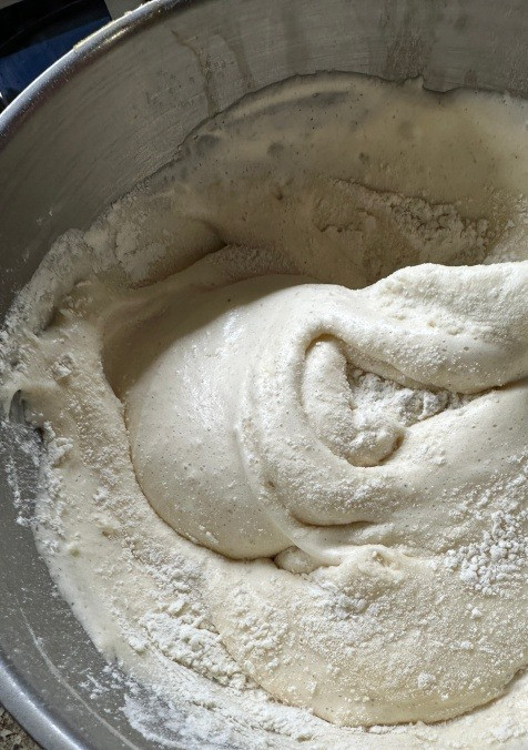 1. Этап. Яблочный рулет: Потом добавил вторую половину муки и опят таки, очень аккуратно, чтобы смесь не осела, перемешал.