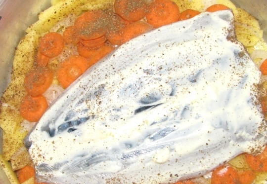 1. Этап. Скумбрия в духовке с картофелем: Затем посыпаем наше блюдо молотым черным перцем и укропом. Вливаем 300 грамм воды, закрываем фольгой и ставим в разогретую до 180 градусов духовку на 40 минут. А когда время выйдет, вынимаем и наслаждаемся замечательным вкусом.