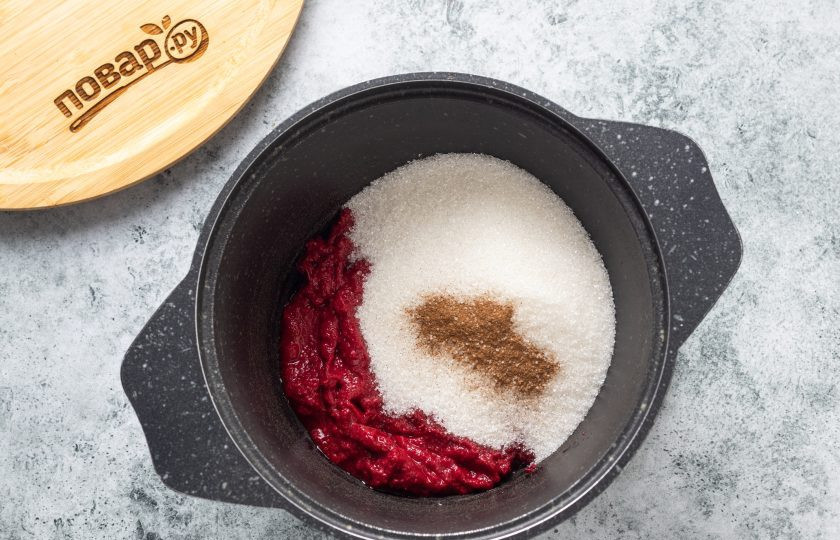 1. Этап. Варенье из кизила без косточек: Добавьте сахар, корицу и ванильный ароматизатор. Доведите до кипения и варите на небольшом огне 20-25 минут до загустения. Периодически помешивайте ложкой.