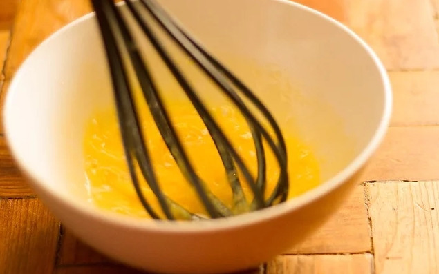 1. Этап. Бананы по-китайски: 3. В небольшой мисочке взбейте яйца.