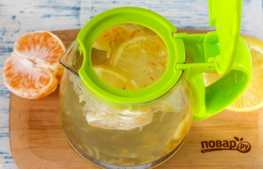 1. Этап. Имбирный напиток: Залейте кипяток в заварник, закройте его крышкой и выдержите примерно 15 минут, затем аккуратно раздавите дольки мандарина и все перемешайте. Остудите напиток до 35 градусов.