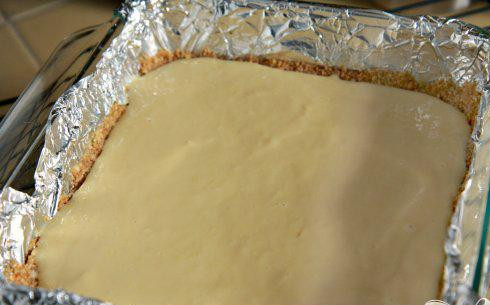 1. Этап. Клубничные пирожные: 5. Вылить начинку поверх охлажденного пирога, осторожно распространяя до краев. Запекать около 15 минут.