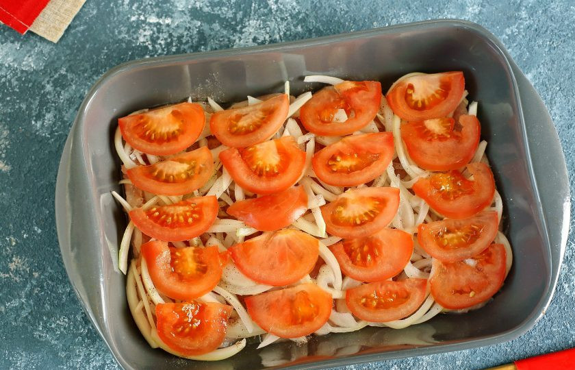 1. Этап. Запеканка из куриной грудки: Следующим слоем выложите нарезанные дольками или кружками помидоры.