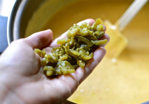 1. Этап. Закуска сырная на чипсах: 4. Когда сыр расплавился и консистенция соуса станет гуще, добавим измельченный перец (подойдет маринованный болгарский перец или халапеньо, если найдете). Добавим соль по вкусу, и доведем до кипения.