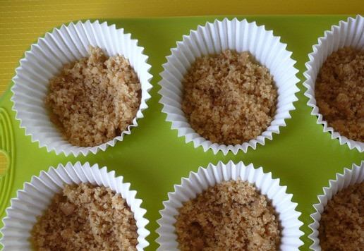 1. Этап. Творожный десерт: Равномерно распределить всю крошку в бумажные формочки для выпечки.