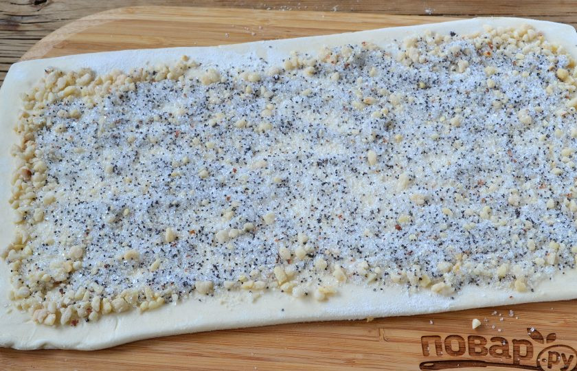 1. Этап. Ушки-завитушки: Второй пласт теста раскатайте и присыпьте начинкой.