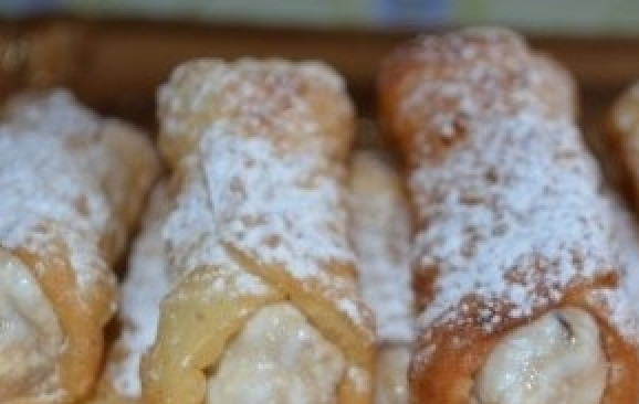 1. Этап. Итальянское пирожное Канолли: 8. С помощью кондитерского мешка начините пирожные.