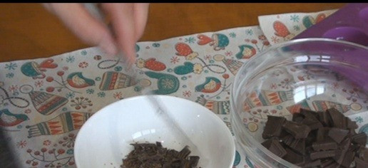 1. Этап. Шоколадные бомбочки с маршмэллоу: На силиконовую форму из 8 полусфер нам понадобится 1 шоколадка, 85 грамм, ещё и останется. 3/4 шоколада ломаем на кусочки или можно измельчить ножом, как вам удобно. Оставшуюся 1/4 измельчим мелко ножом и отставим пока в сторону.