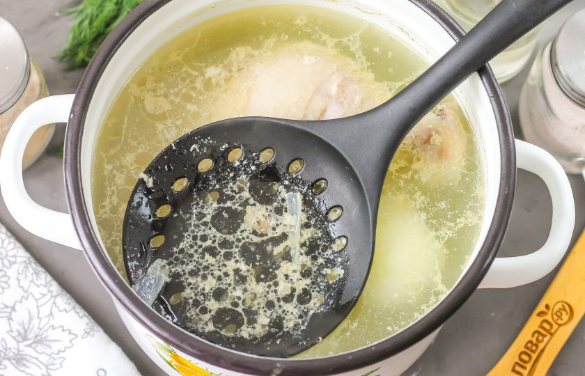 1. Этап. Бульон из куриных окорочков: Это можно сделать шумовкой или столовой ложкой. Старайтесь вместе с пеной не снять и кружочки жира на поверхности бульона.