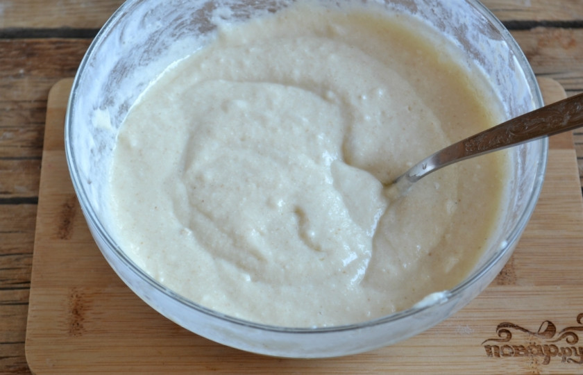 1. Этап. Вегетарианская шарлотка: Влейте подсолнечное масло, тщательно замесите ложкой. Сначала масло будет четко отделяться от теста, но уже через минуту все превратится в однородную консистенцию, а тесто станет гладким и нежным. Именно из такого теста получится идеальная вегетарианская шарлотка.