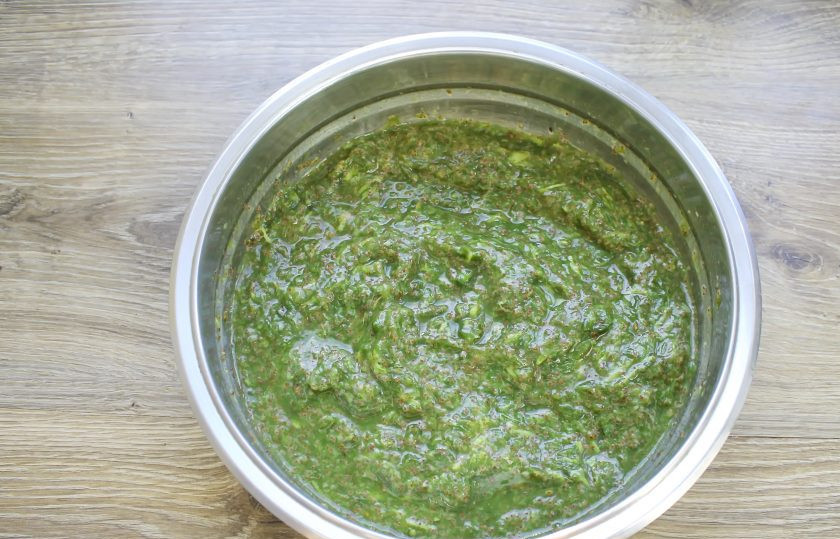 1. Этап. Варенье из актинидии: Измельчите ягоды через мясорубку с мелкой решеткой.