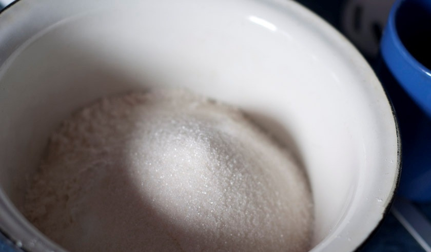 1. Этап. Творожные блинчики: В глубокой миске перемешайте сахар, муку, соль, соду и ванильный сахар.