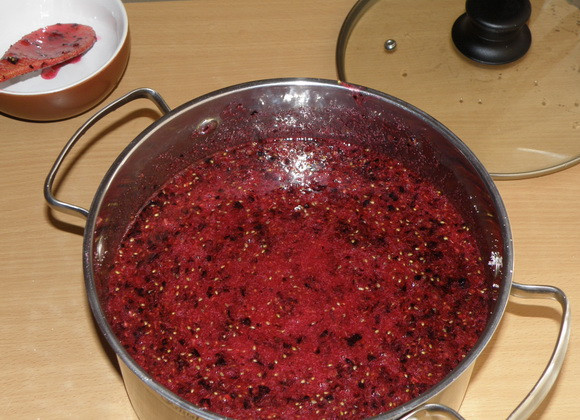 1. Этап. Варенье из смородины без воды: Тщательно все перемешиваем и оставляем на часик в прохладном месте, чтобы сахар растворился.