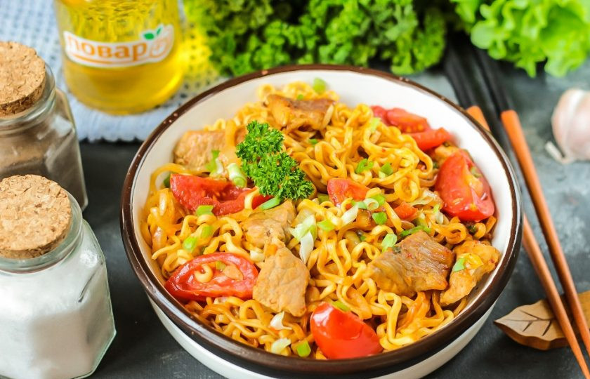 1. Этап. Острая корейская лапша: Выложите острую лапшу по-азиатски в глубокую емкость и подайте к столу горячей. Можно дополнить блюдо соусами, васаби.