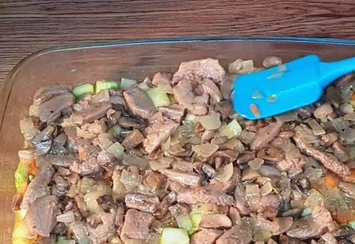 1. Этап. Индейка с грибами на овощной подушке: 13. Затем распределяем на овощах мясную-грибную начинку.