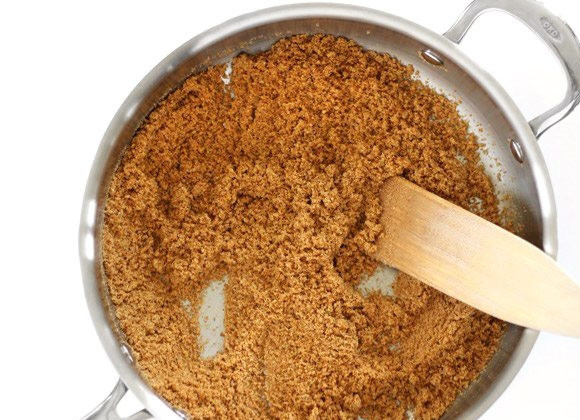 1. Этап. Паста с томатным соусом и панировочными сухарями: 1. В сковороде разогрейте оливковое масло, выложите панировочные сухари и щепотку соли, орегано, молотый перец, перемешайте и обжаривайте до золотистого цвета, затем сразу удалите с огня.