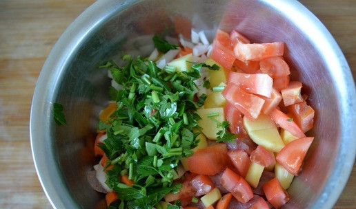 1. Этап. Тыква, фаршированная овощным рагу с индейкой: В миске смешиваем порезанные овощи с индейкой, добавляем порезанные помидоры и зелень. Если вас напрягает шкурка на помидорах, то предварительно обдайте их кипятком и снимите шкурку.