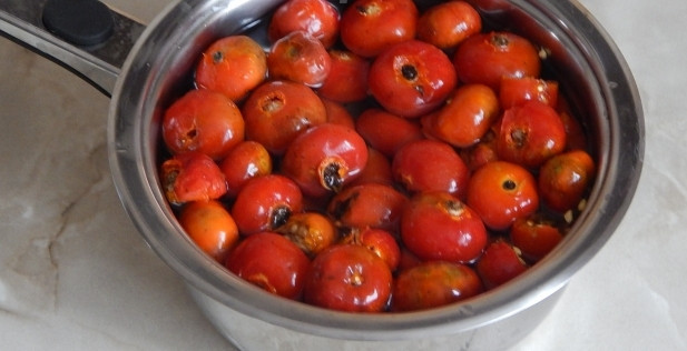 1. Этап. Сироп из плодов шиповника: Шиповник промойте и очистите от ножек. Вскипятите 500 мл воды, залейте ей плоды и дайте так постоять 10 минут.