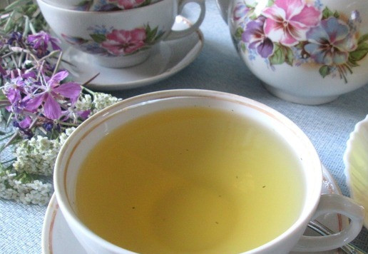 1. Этап. Чай зеленый с ароматными добавками: Процеживая, разлить чай по чашкам.